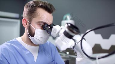 男性牙医脸<strong>面具</strong>牙科显微镜